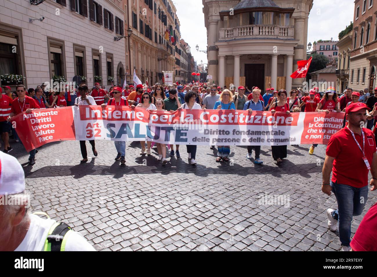 Roma, Italia. 24 giugno 2023. Dimostrazione nazionale organizzata dai passi sindacali CGIL in via Sistina a Roma (foto di Matteo Nardone/Pacific Press/Sipa USA) credito: SIPA USA/Alamy Live News Foto Stock