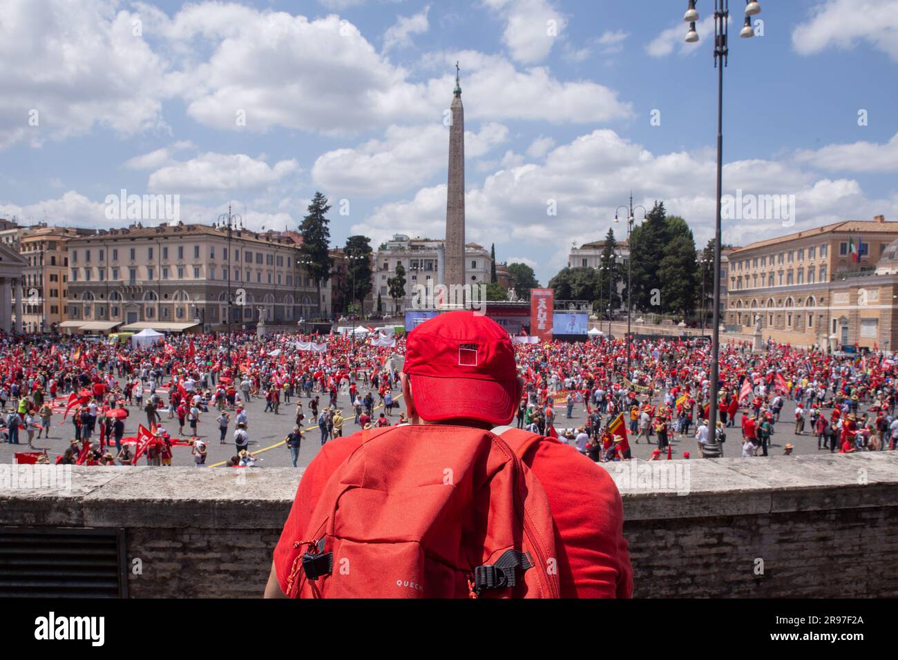 Roma, Italia. 24 giugno 2023. Man osserva la dimostrazione organizzata dal sindacato CGIL in Piazza del popolo a Roma (foto di Matteo Nardone/Pacific Press/Sipa USA) credito: SIPA USA/Alamy Live News Foto Stock