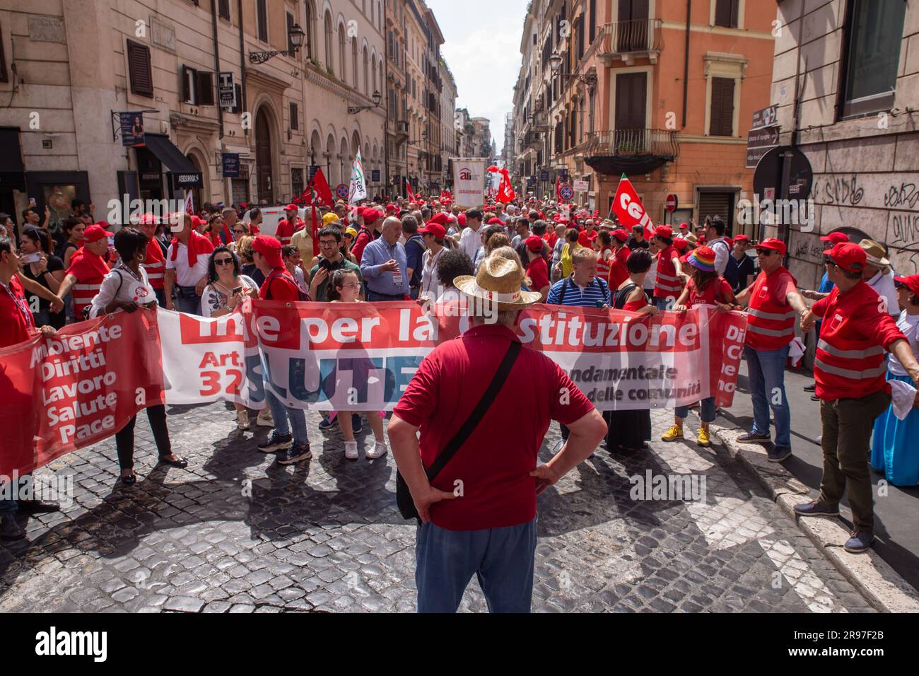 Roma, Italia. 24 giugno 2023. Dimostrazione nazionale organizzata dai passi sindacali CGIL in via Sistina a Roma (foto di Matteo Nardone/Pacific Press/Sipa USA) credito: SIPA USA/Alamy Live News Foto Stock