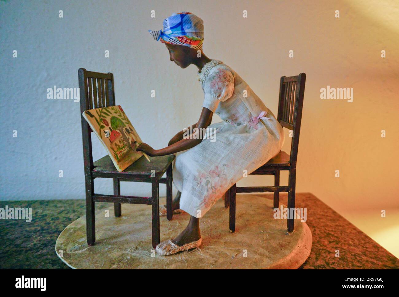 Bambola artistica Clementine Hunter creata dall'artista NIADA Cindee Moyer Foto Stock