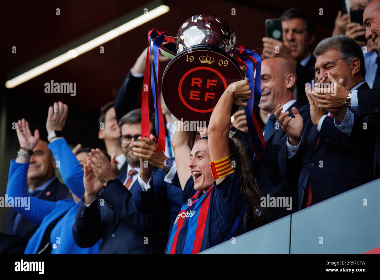 BARCELLONA - APR 30: Alexia Putellas festeggia con la coppa alla Primera Division Femenina match tra FC Barcelona e Sporting de Huelva al Foto Stock