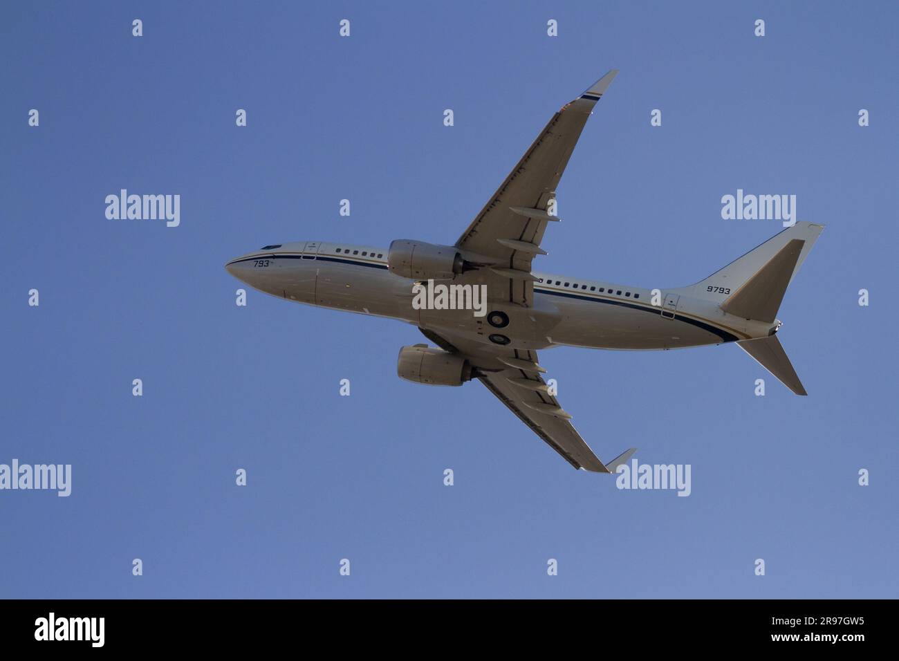 Un Boeing C-40 Clipper Military da trasporto con la US Navy che sorvola Kanagawa, Giappone. Foto Stock