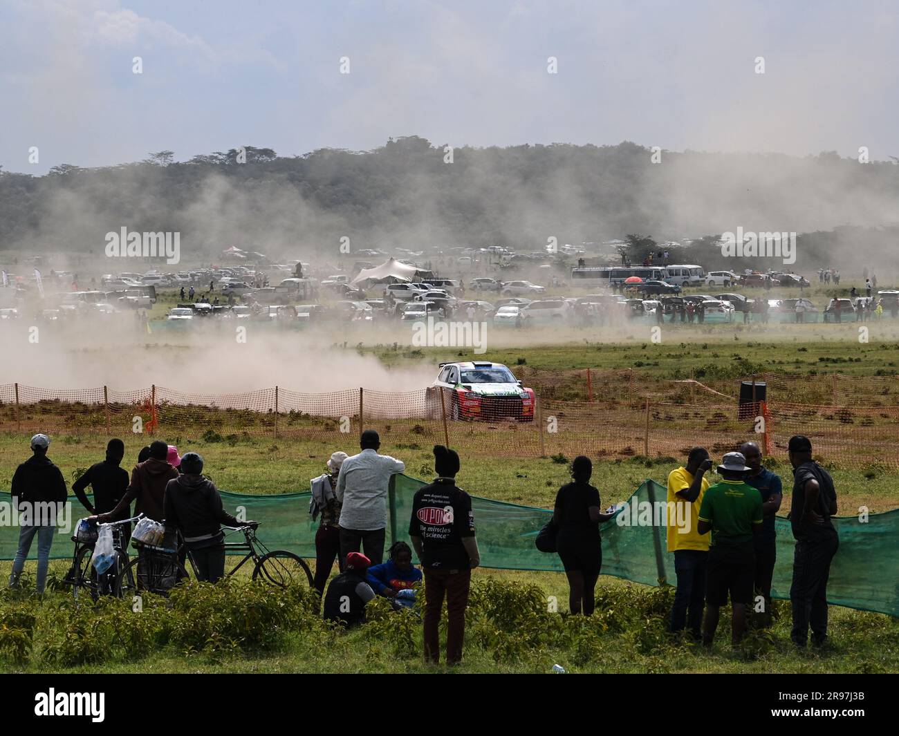 Naivasha, Kenya. 24 giugno 2023. Gli spettatori guardano la gara sul palco del Lago Elmenteita durante il World Rally Championship (WRC) Safari Rally 2023 a Naivasha, Contea di Nakuru, Kenya, 24 giugno 2023. Credito: Han Xu/Xinhua/Alamy Live News Foto Stock
