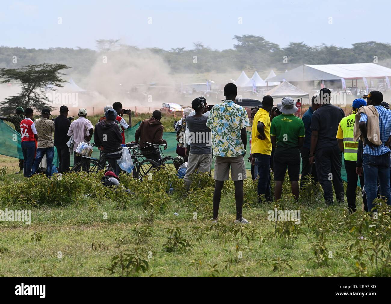Naivasha, Kenya. 24 giugno 2023. Gli spettatori guardano la gara sul palco del Lago Elmenteita durante il World Rally Championship (WRC) Safari Rally 2023 a Naivasha, Contea di Nakuru, Kenya, 24 giugno 2023. Credito: Han Xu/Xinhua/Alamy Live News Foto Stock