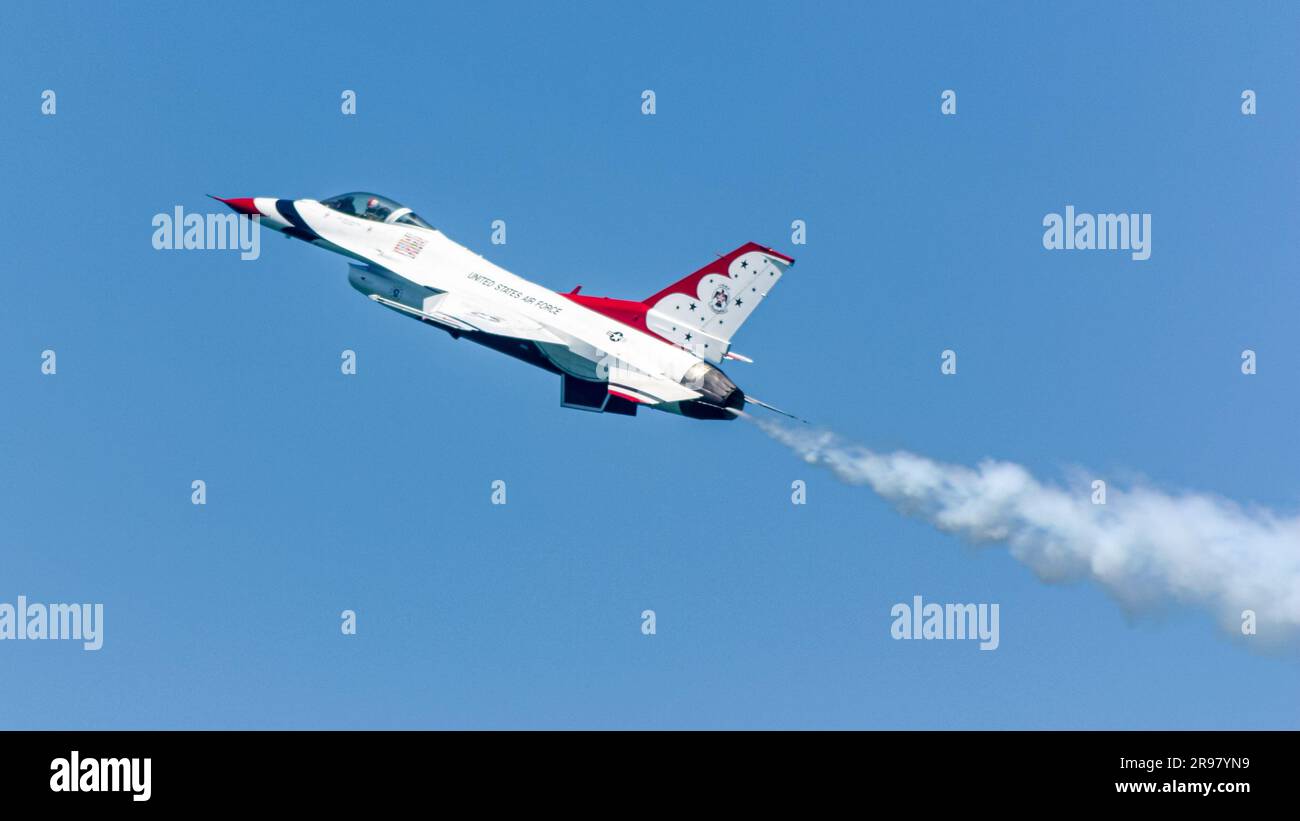 Un impressionante jet che vola in cielo. Foto Stock
