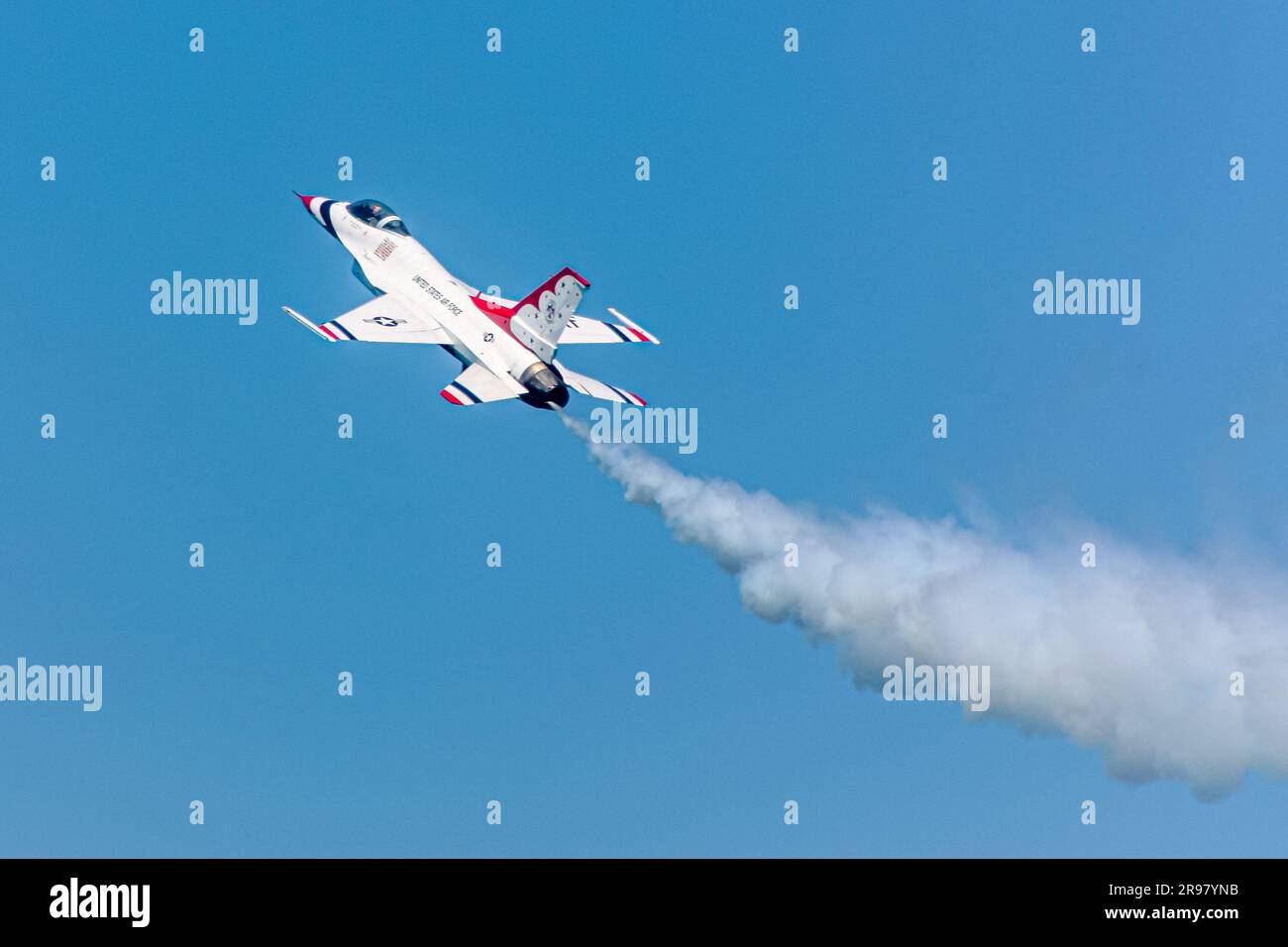 Un impressionante jet che vola in cielo. Foto Stock