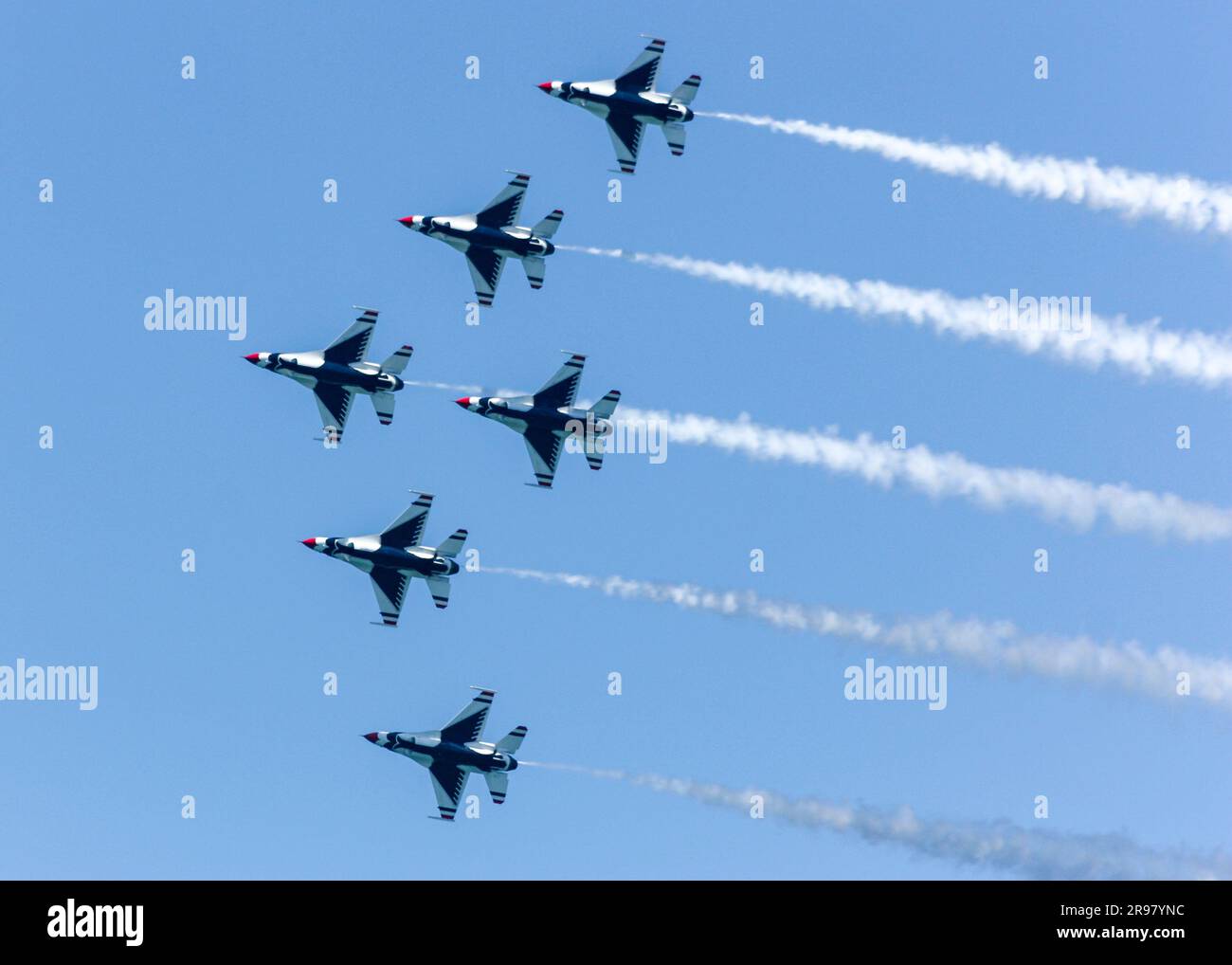 Un impressionante jet che vola in cielo. Foto Stock