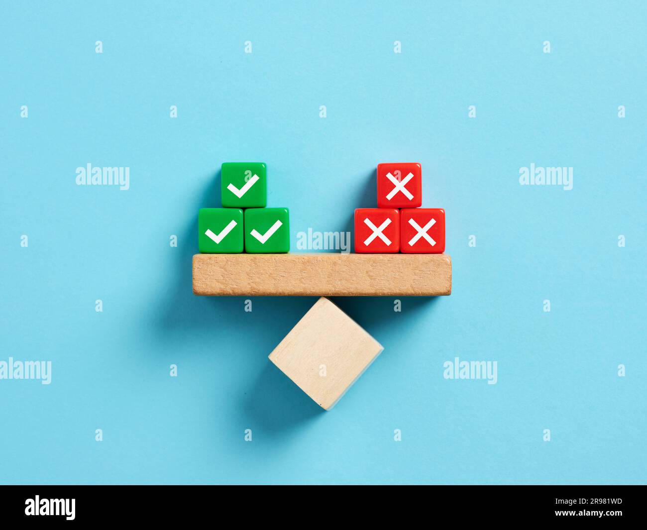 Equilibrio giusto e sbagliato. Decisione positiva o negativa o scelta di approvazione o rifiuto. Segni di spunta e simboli incrociati sul saldo di una scala Foto Stock