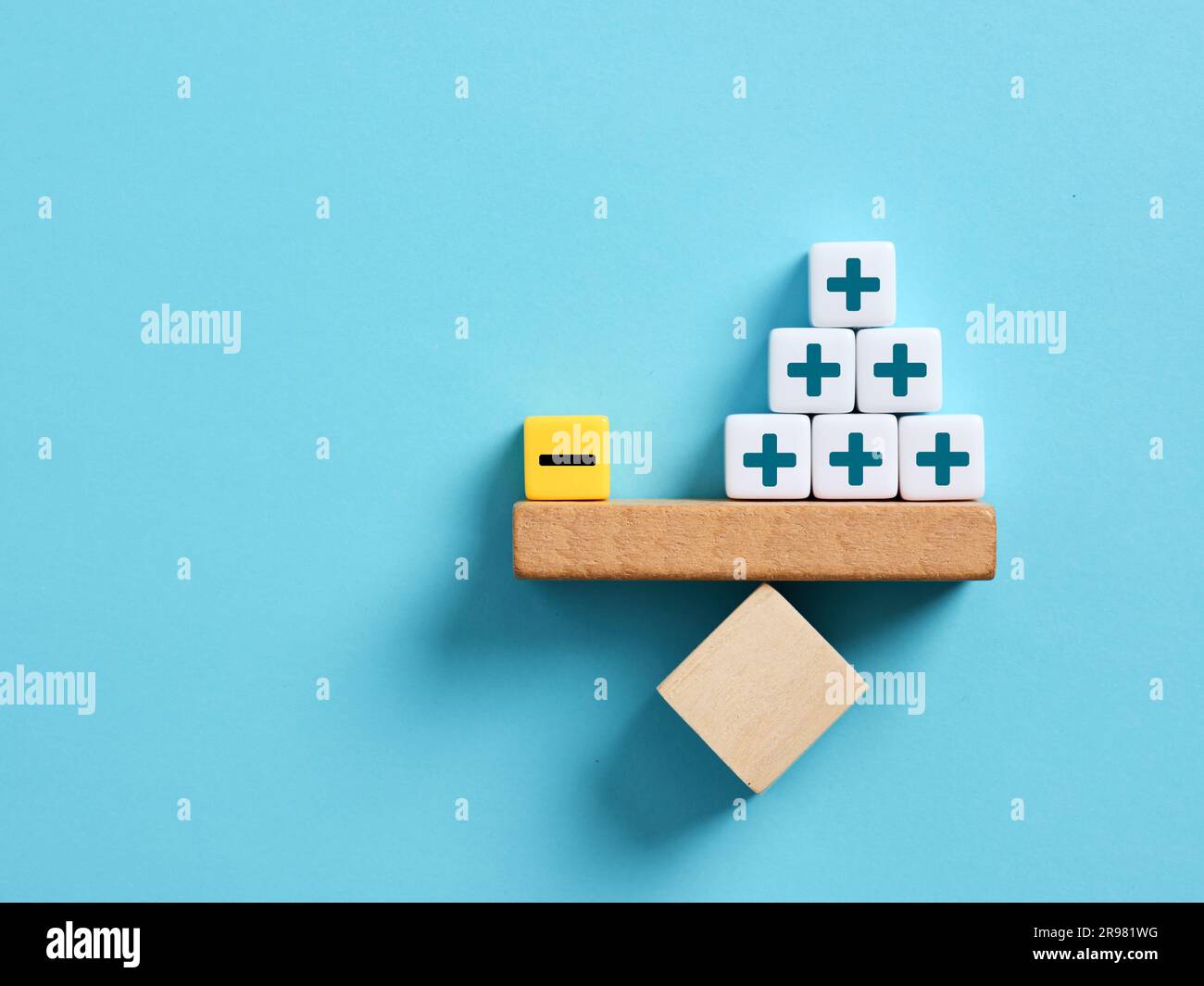 Vantaggi e svantaggi sulle bilance. Un negativo supera molti aspetti positivi. Vantaggi e svantaggi. Valutazione di profitti e perdite. Simboli più e meno attivati Foto Stock