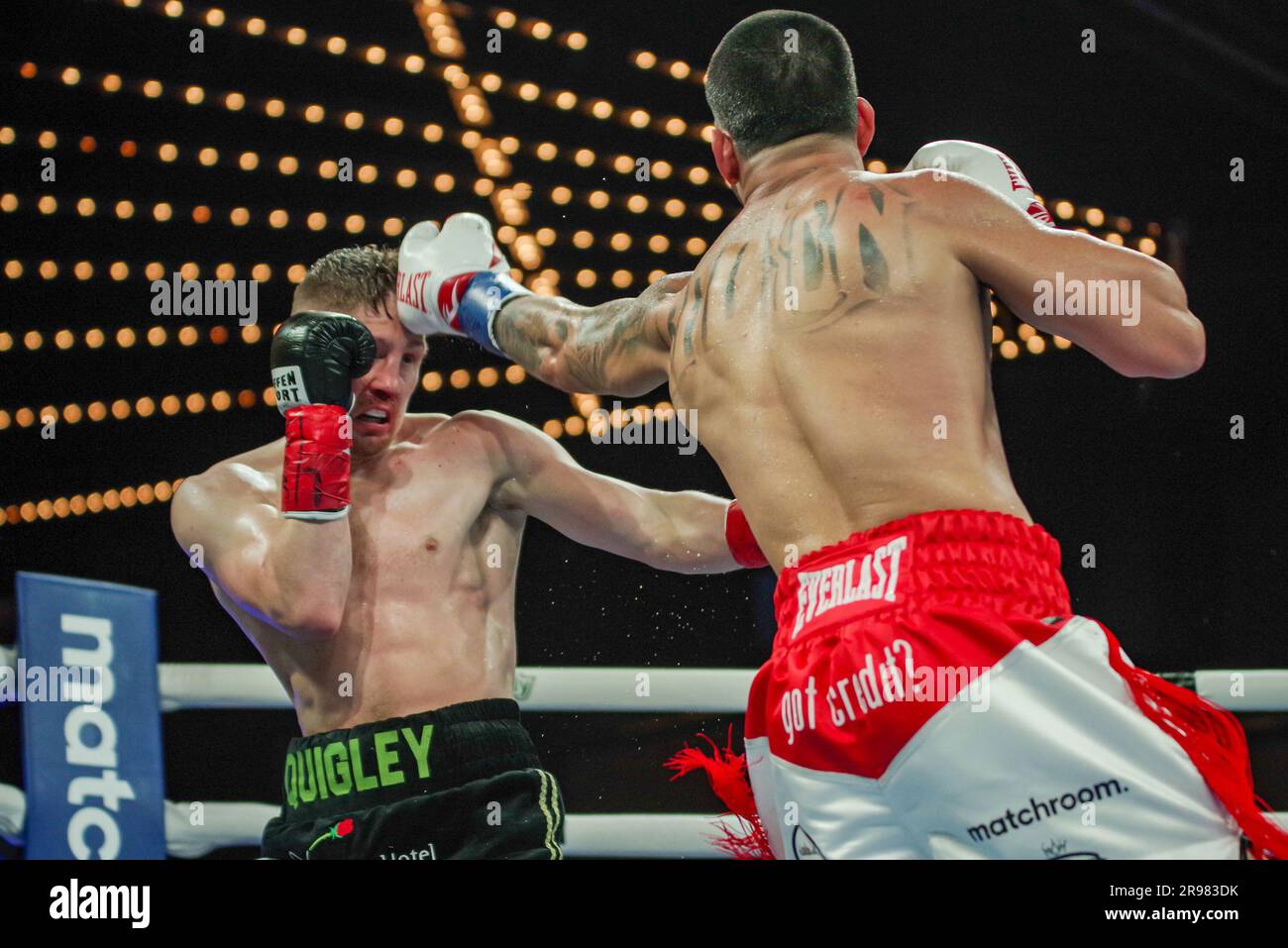 24 giugno 2023, New York City, New York, New York, USA: NEW YORK, NY- 24 GIUGNO: (R-L) Edgar Berlanga dà un pugno a Jason Quigley nella loro lotta di super-medi il sabato sera al Teatro al Madison Square Garden, New York City, New York, Stati Uniti. (Immagine di credito: © Matt Davies/PX Imagens via ZUMA Press Wire) SOLO PER USO EDITORIALE! Non per USO commerciale! Crediti: ZUMA Press, Inc./Alamy Live News Foto Stock