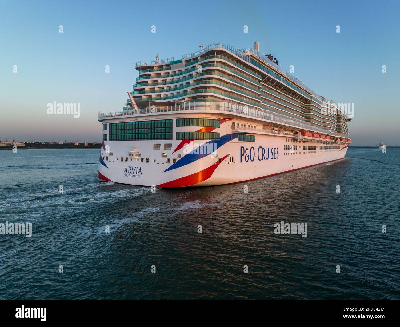 Arvia è una nave da crociera di classe Excellence in servizio per P&o Cruises, una consociata di Carnival Corporation & plc. Arrivo all'aeroporto di Southampton Foto Stock