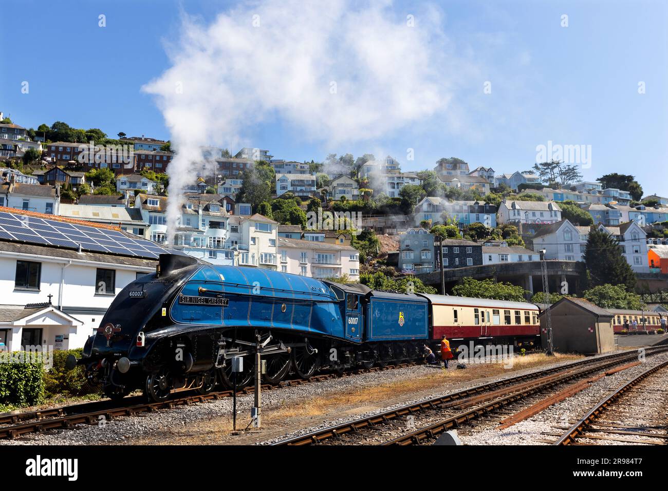 Sir Nigel Gresley LNER A4 numero 60007 treno a vapore nella foto che lascia il vapore alla stazione di Kingswear, devon. Foto Stock