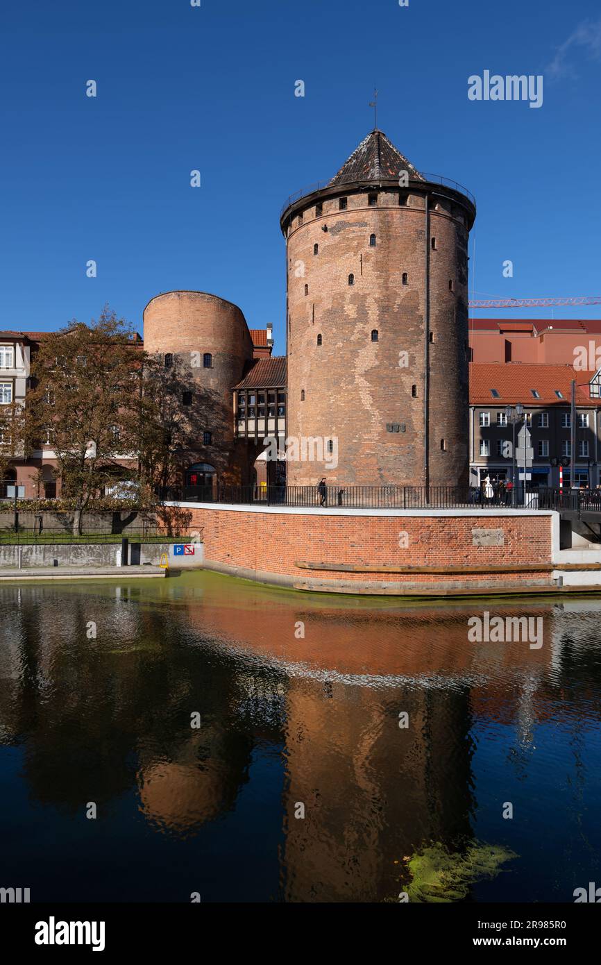 Città di Danzica, Polonia, porta di Stagiewna (in polacco: Stągwie Mleczne, brama Stągiewna) sull'isola Granary, torre difensiva in stile gotico a New Motława Foto Stock