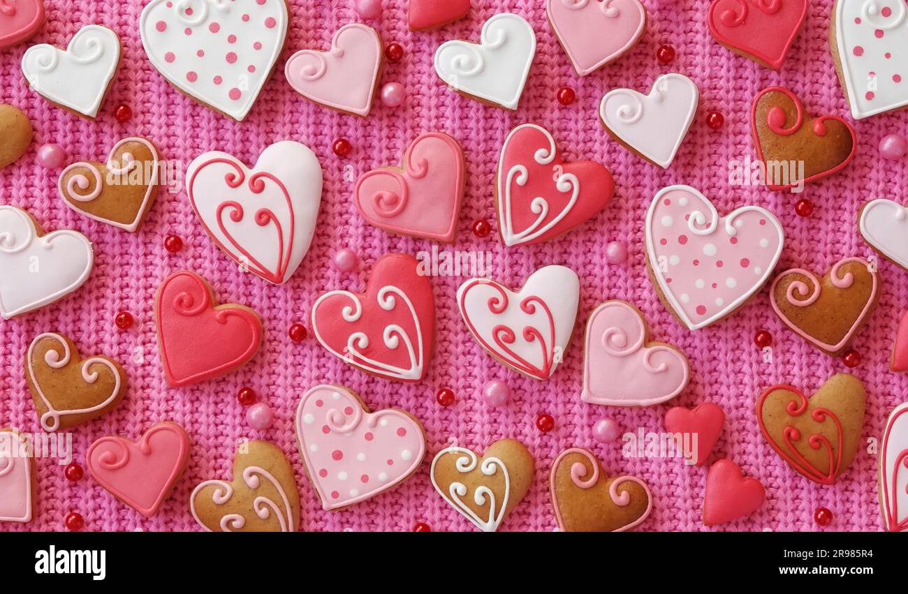 Molti cuori di pan di zenzero. Biscotti decorativi fatti in casa Foto Stock