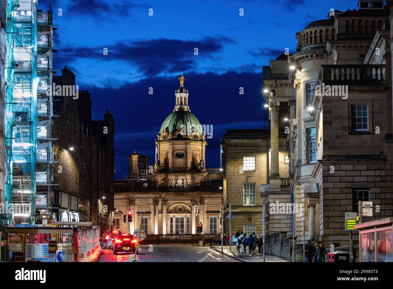 Città vecchia di Edimburgo di notte in Scozia, vista del Museo sul tumulo dalla strada National Cycle Route 75. Foto Stock