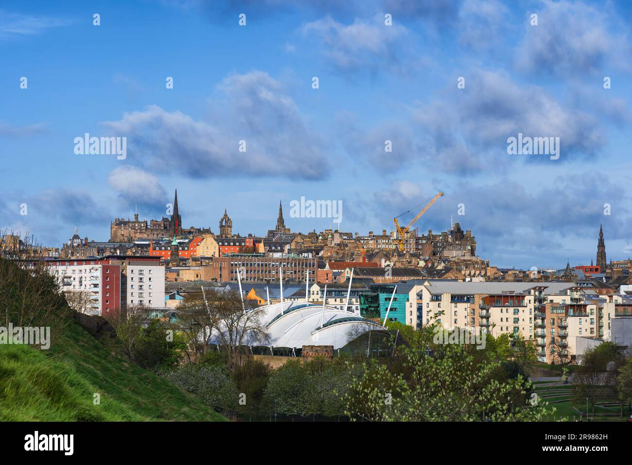 Città di Edimburgo in Scozia, skyline con la città vecchia e l'edificio Dynamic Earth. Foto Stock