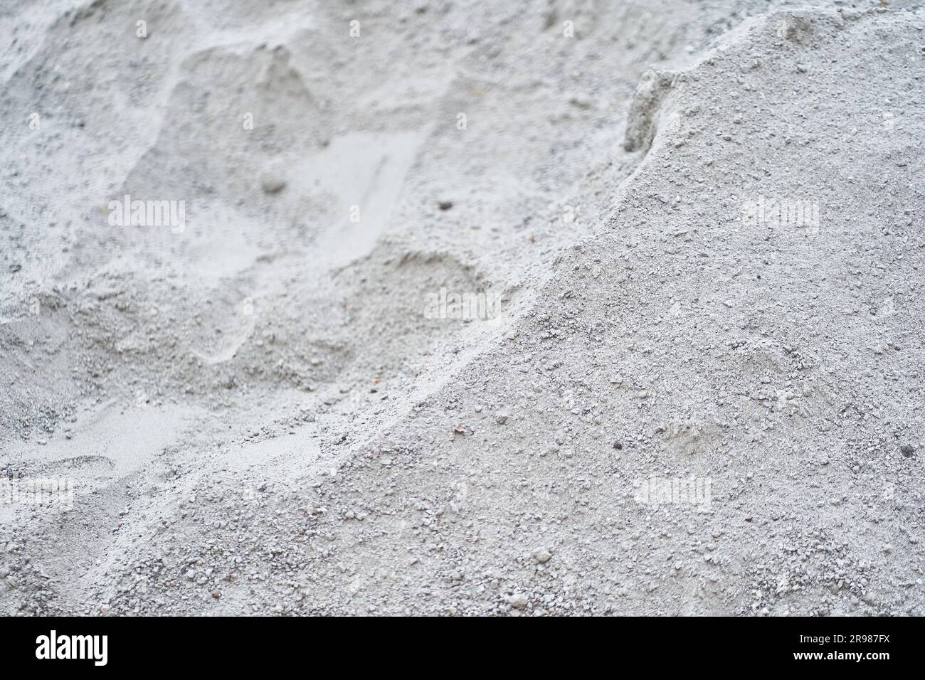 Una pila di polvere di cemento in primo piano, materiale da costruzione con spazio per la copia. Foto di alta qualità Foto Stock