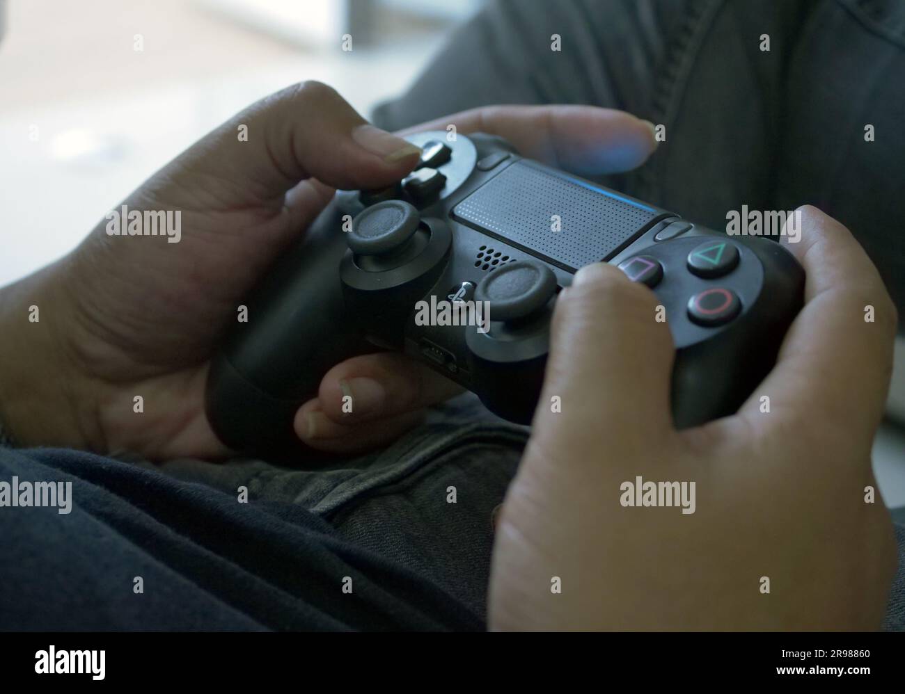 Giacarta, Indonesia - 20 giugno 2023: Primo piano del playstation con la mano Foto Stock