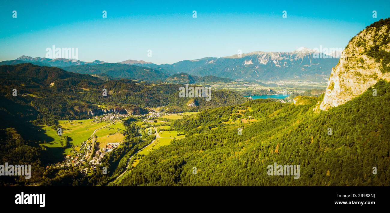 Vista panoramica aerea, vegetazione panoramica, vista sulle montagne slovene. Viaggio in auto attraverso la campagna slovena fino ai laghi di Bled e Bohinj in Slovenia. FAM Foto Stock