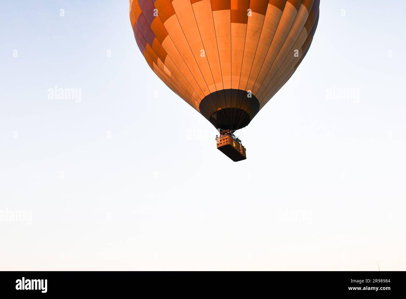 Famosa attrazione turistica della Cappadocia è un volo aereo. La Cappadocia è conosciuta in tutto il mondo come uno dei luoghi migliori per voli con palloncini. Foto Stock