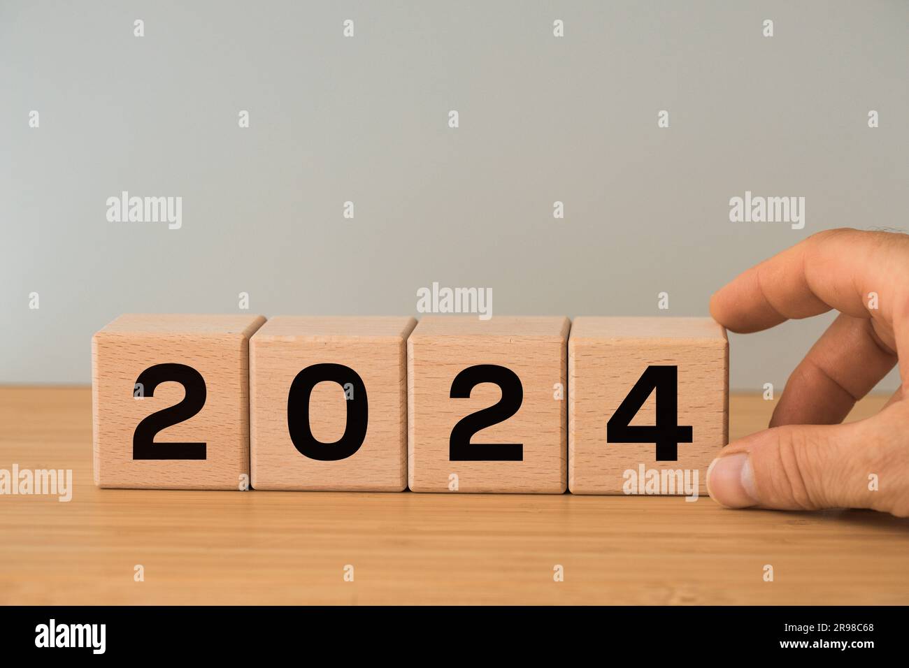 2024, benvenuto anno nuovo, data su blocchi di legno, concetto dei piani di capodanno in attività. copia spazio Foto Stock