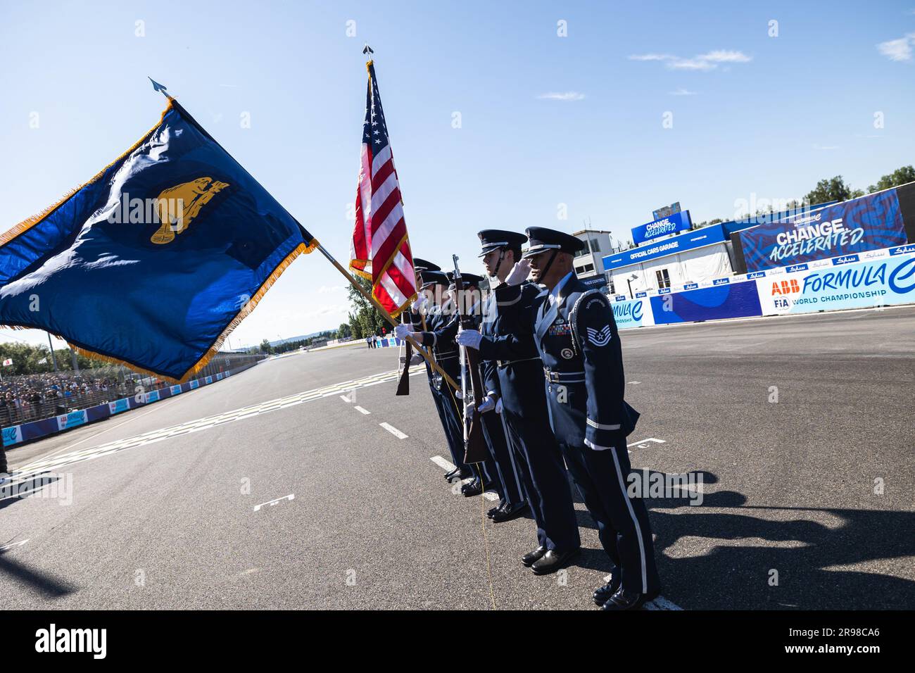 Drapeaux, bandiera durante l'inno nazionale degli Stati Uniti, griglia di partenza, griglia di partenza durante l'ePrix Southwire Portland 2023, 9° incontro del Campionato del mondo ABB FIA di Formula e 2022-23, sul Portland International Raceway dal 22 al 24 giugno 2023 a Portland, Stati Uniti d'America credito: Independent Photo Agency Srl/Alamy Live News Foto Stock