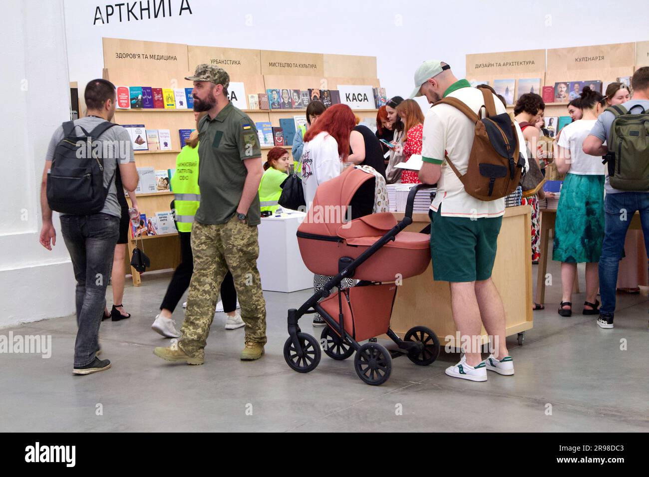 Non esclusiva: KIEV, URKAINE - 22 GIUGNO 2023 - i visitatori partecipano all'undicesimo Festival Internazionale dell'Arsenale del Libro presso l'Arsenale Nazionale di Mystetskyi Art and Foto Stock