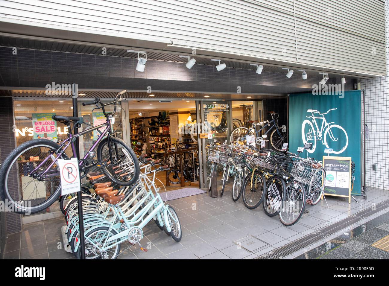 Nuove biciclette in vendita immagini e fotografie stock ad alta risoluzione  - Alamy