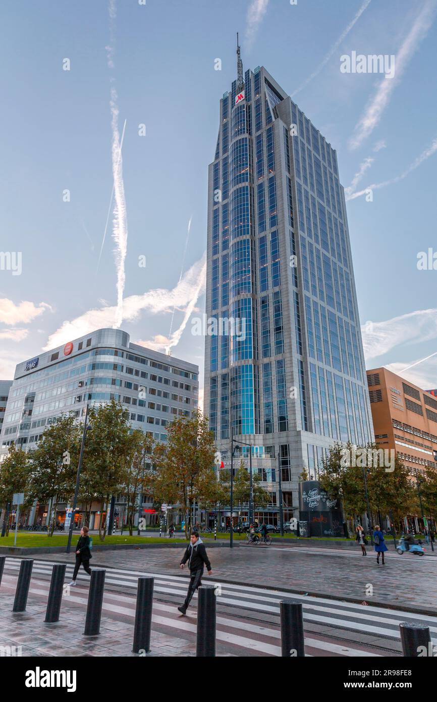 Rotterdam, Paesi Bassi - 7 ottobre 2021: Vista sulla strada e architettura moderna con torri aziendali nel centro di Rotterdam. Rotterdam è la seconda Foto Stock