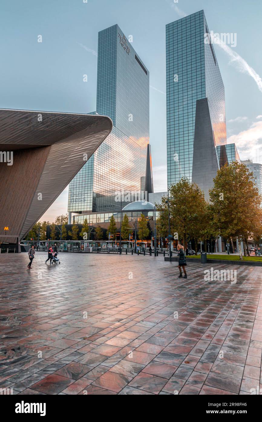 Rotterdam, Paesi Bassi - 7 ottobre 2021: Vista sulla strada e architettura moderna con torri aziendali nel centro di Rotterdam. Rotterdam è la seconda Foto Stock