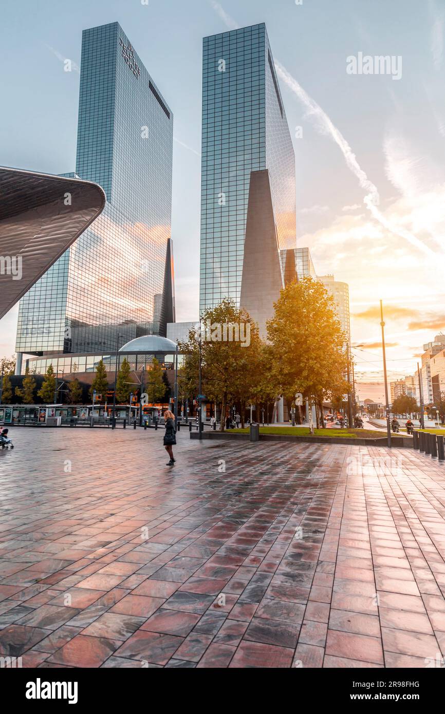 Rotterdam, Paesi Bassi - 7 ottobre 2021: Vista sulla strada e architettura moderna con torri aziendali nel centro di Rotterdam. Rotterdam è la seconda Foto Stock