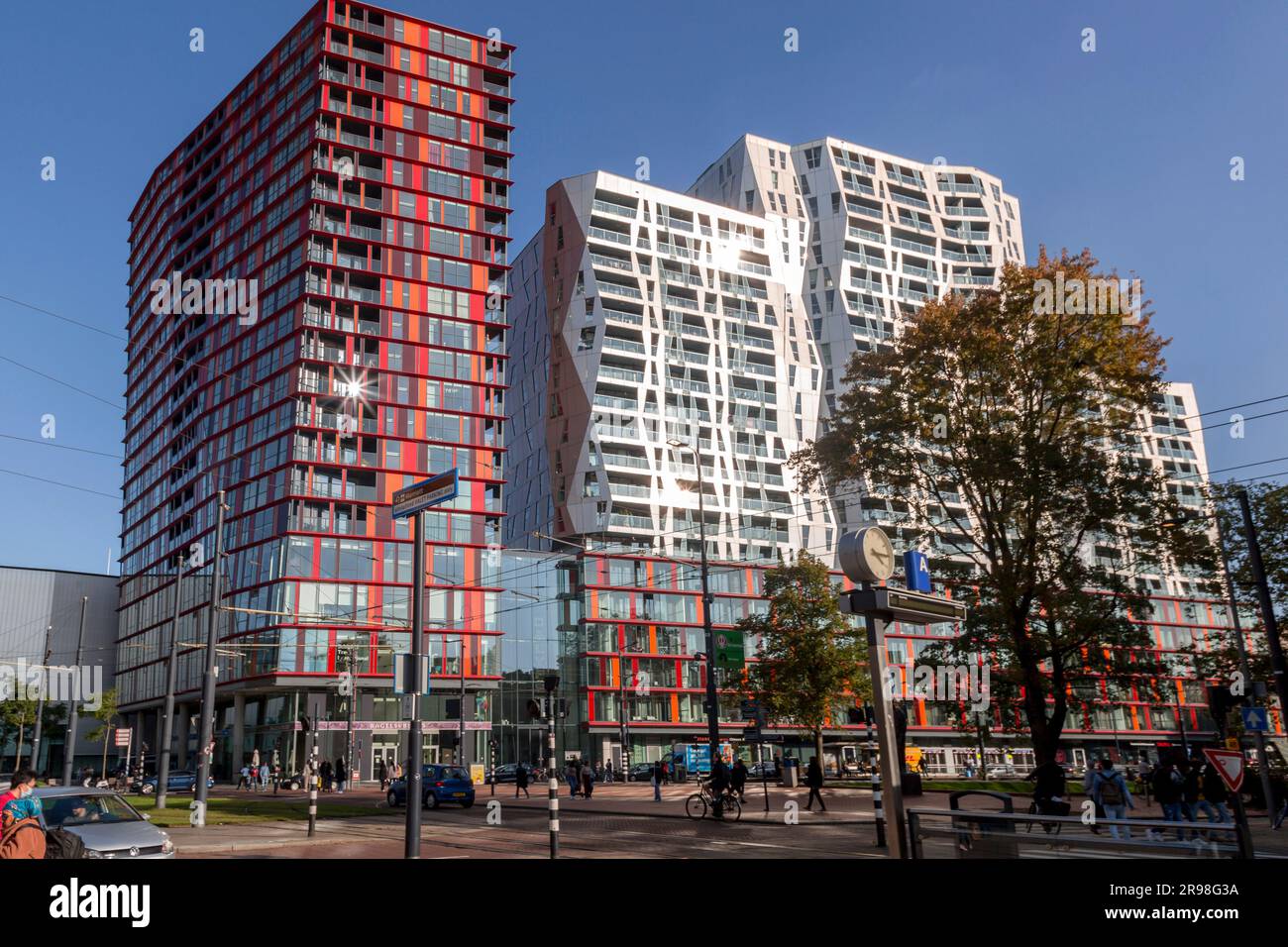 Rotterdam, Paesi Bassi - 8 ottobre 2021: Vista sulla strada e architettura moderna con torri aziendali nel centro di Rotterdam. Rotterdam è la seconda Foto Stock