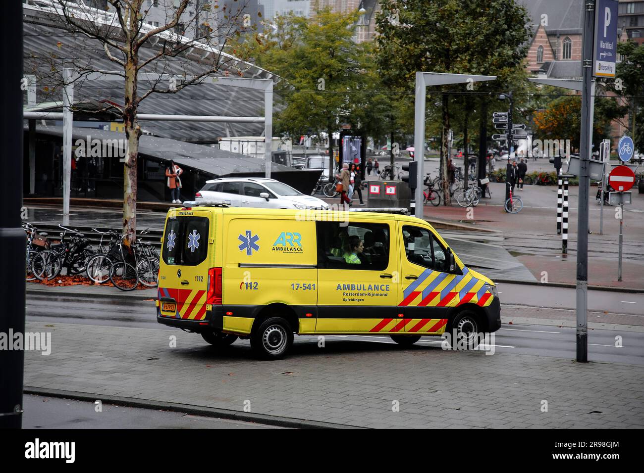 Rotterdam, NL - 6 ottobre 2021: Ambulanza gialla con cartelli medici e numero di emergenza 112 sulla strada di Rotterdam. Foto Stock