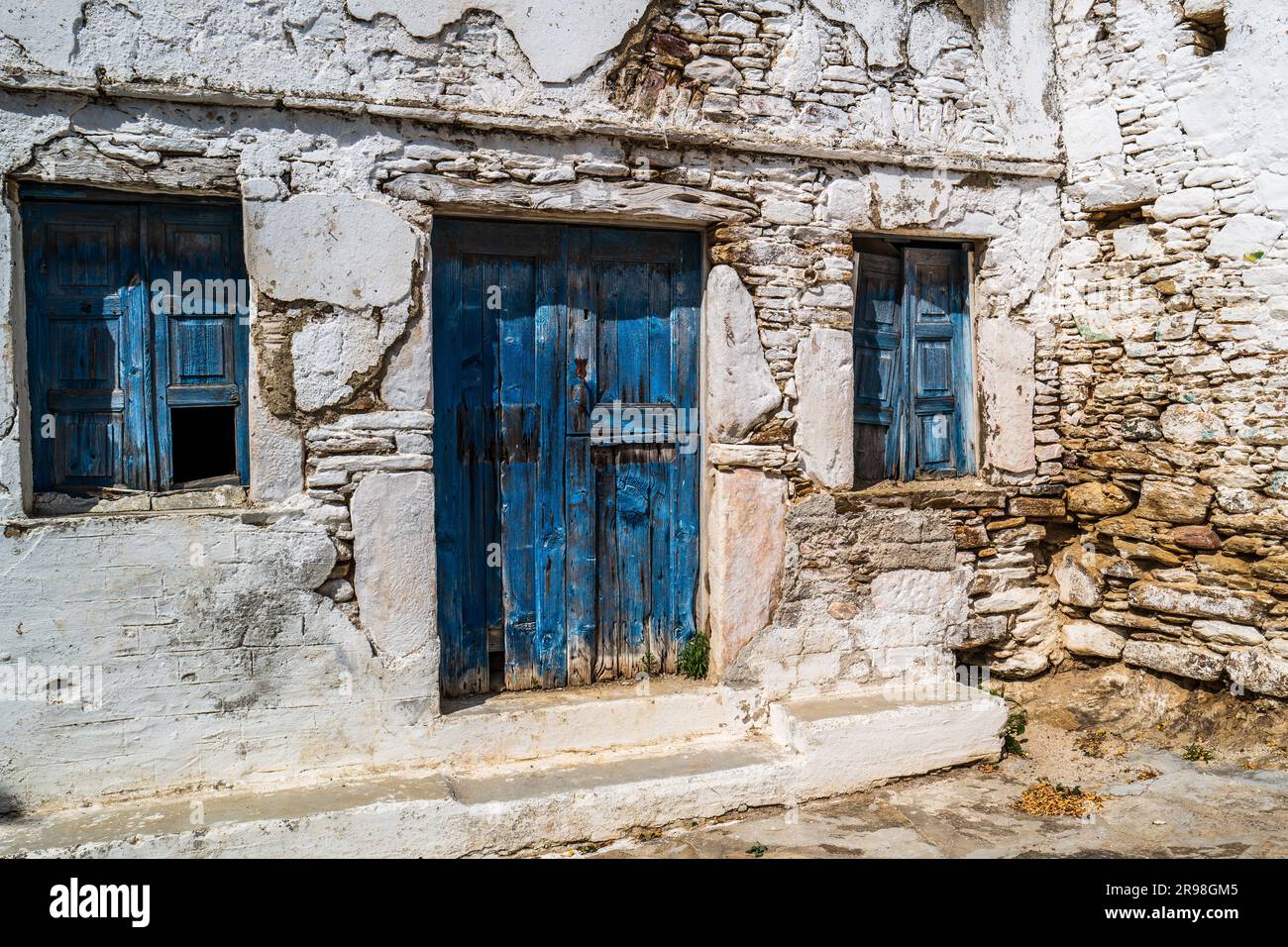 Una tradizionale casa di villaggio abbandonata a Sagkri, un piccolo villaggio agricolo a Naxos, in Grecia. Reinsediamento, disoccupazione, UE, giovani. Foto Stock