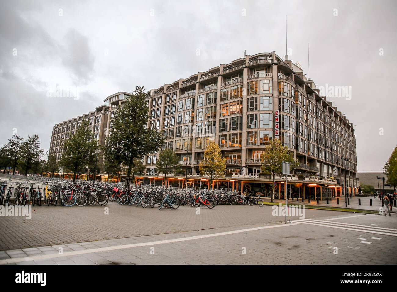 Rotterdam, Paesi Bassi - 6 ottobre 2021: Vista sulla strada e architettura moderna con torri aziendali nel centro di Rotterdam. Rotterdam è la seconda Foto Stock