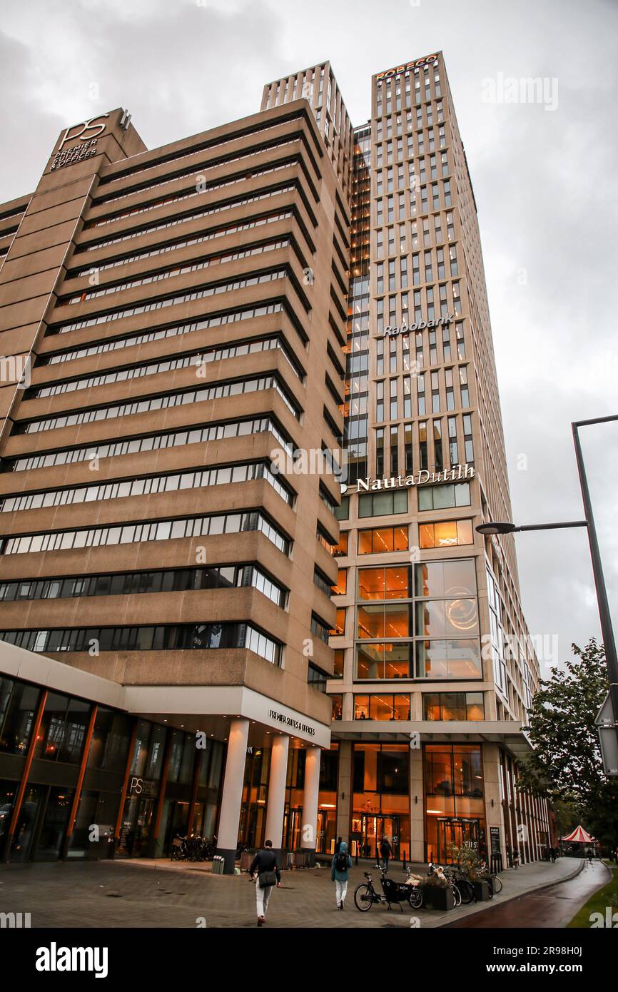 Rotterdam, Paesi Bassi - 6 ottobre 2021: Vista sulla strada e architettura moderna con torri aziendali nel centro di Rotterdam. Rotterdam è la seconda Foto Stock