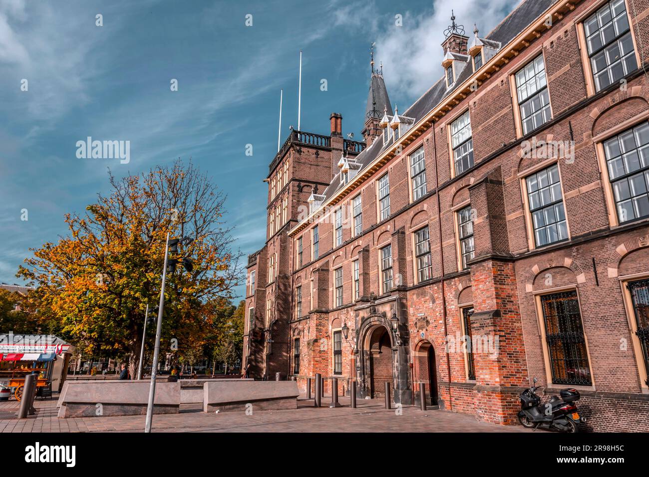 L'Aia, Paesi Bassi - 7 ottobre 2021: Lo storico edificio del parlamento olandese, Binnenhof in Den Haag (l'Aia), Paesi Bassi. Foto Stock