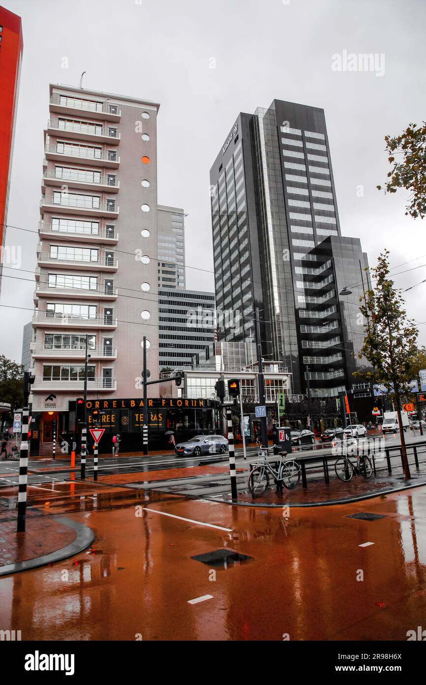 Rotterdam, Paesi Bassi - 6 ottobre 2021: Vista sulla strada e architettura moderna con torri aziendali nel centro di Rotterdam. Foto Stock