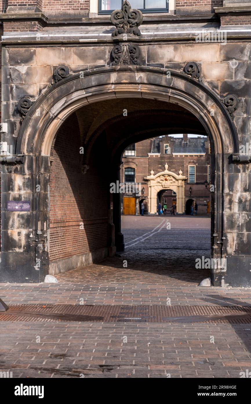 L'Aia, Paesi Bassi - 7 ottobre 2021: Lo storico edificio del parlamento olandese, Binnenhof in Den Haag (l'Aia), Paesi Bassi. Foto Stock
