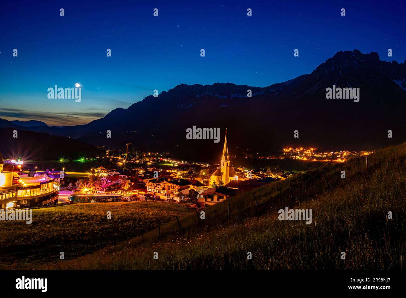 Ellmau, Austria di notte, il villaggio si illumina di notte con "Der Wilde Kaiser" sullo sfondo Foto Stock