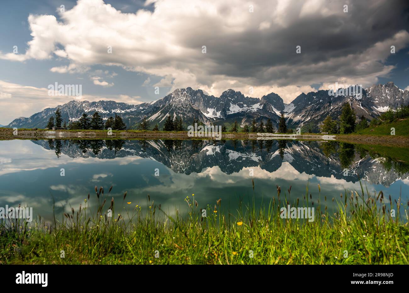 Perfetto riflesso della montagna "Der Wilde Kaiser" nel lago "Astbergsee" a Ellmau in Austria Foto Stock
