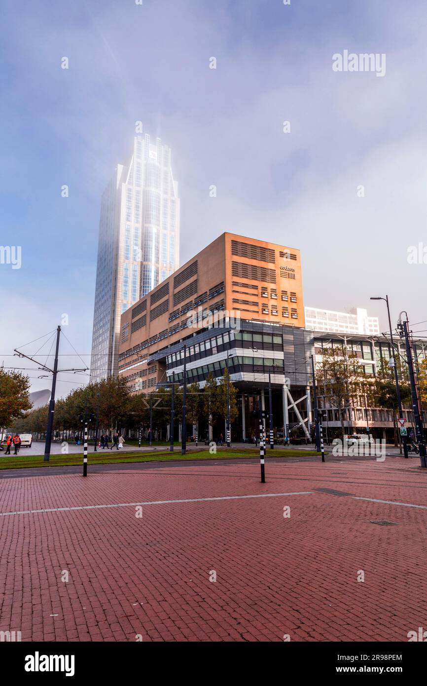 Rotterdam, Paesi Bassi - 8 ottobre 2021: Vista sulla strada e architettura moderna con torri aziendali nel centro di Rotterdam. Rotterdam è la seconda Foto Stock