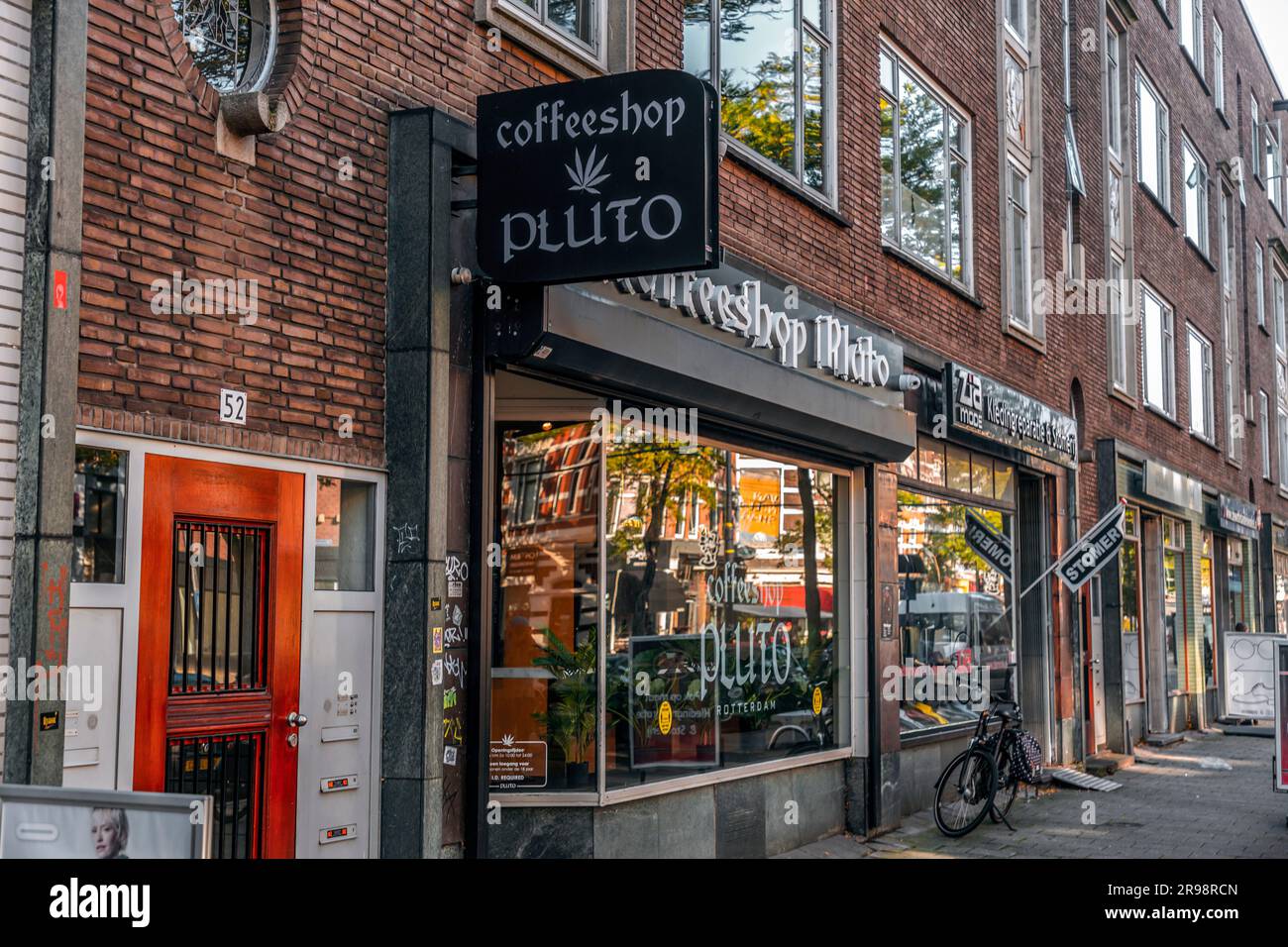 Rotterdam, Paesi Bassi - 8 ottobre 2021: Esterno e cartello di un coffee shop, farmacia legale a Rotterdam, Paesi Bassi. Foto Stock