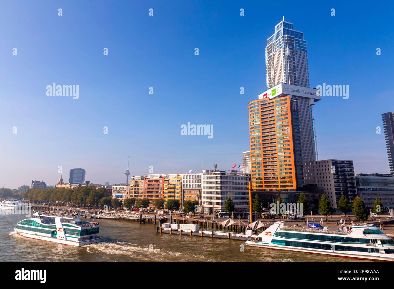 Rotterdam, Paesi Bassi - 8 ottobre 2021: Moderne torri commerciali situate lungo la riva del fiume Nieuwe Maas, Rotterdam, Paesi Bassi. Foto Stock