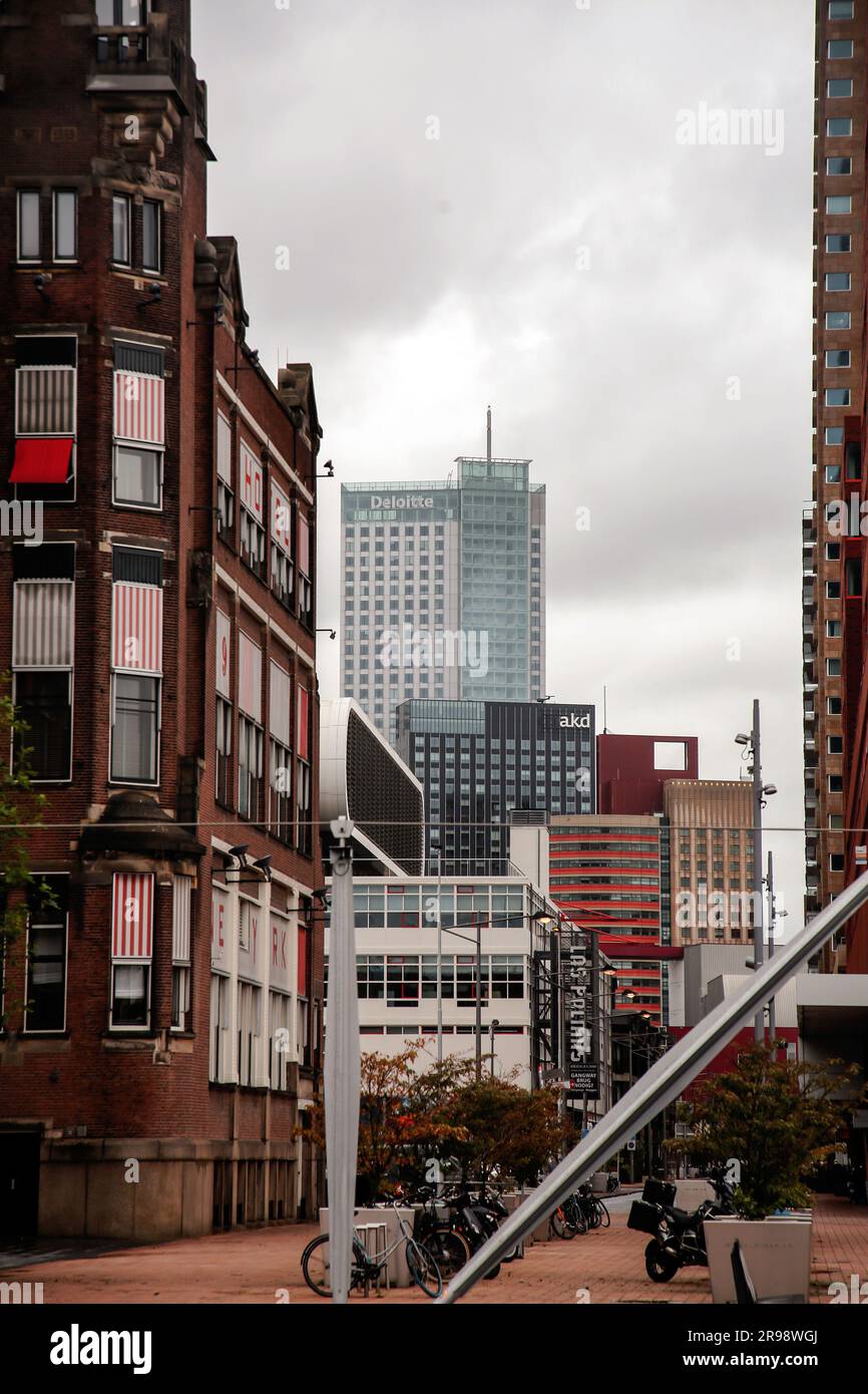 Rotterdam, Paesi Bassi - 6 ottobre 2021: Vista sulla strada e architettura moderna con torri aziendali nel centro di Rotterdam. Rotterdam è la seconda Foto Stock