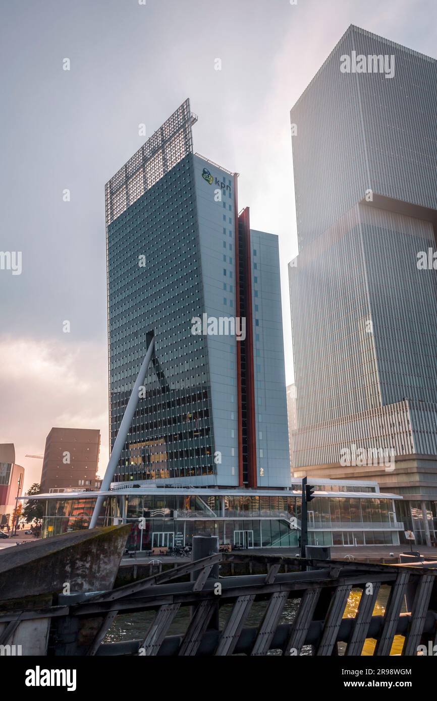 Rotterdam, Paesi Bassi - 8 ottobre 2021: Moderne torri commerciali situate lungo la riva del fiume Nieuwe Maas, Rotterdam, Paesi Bassi. Foto Stock