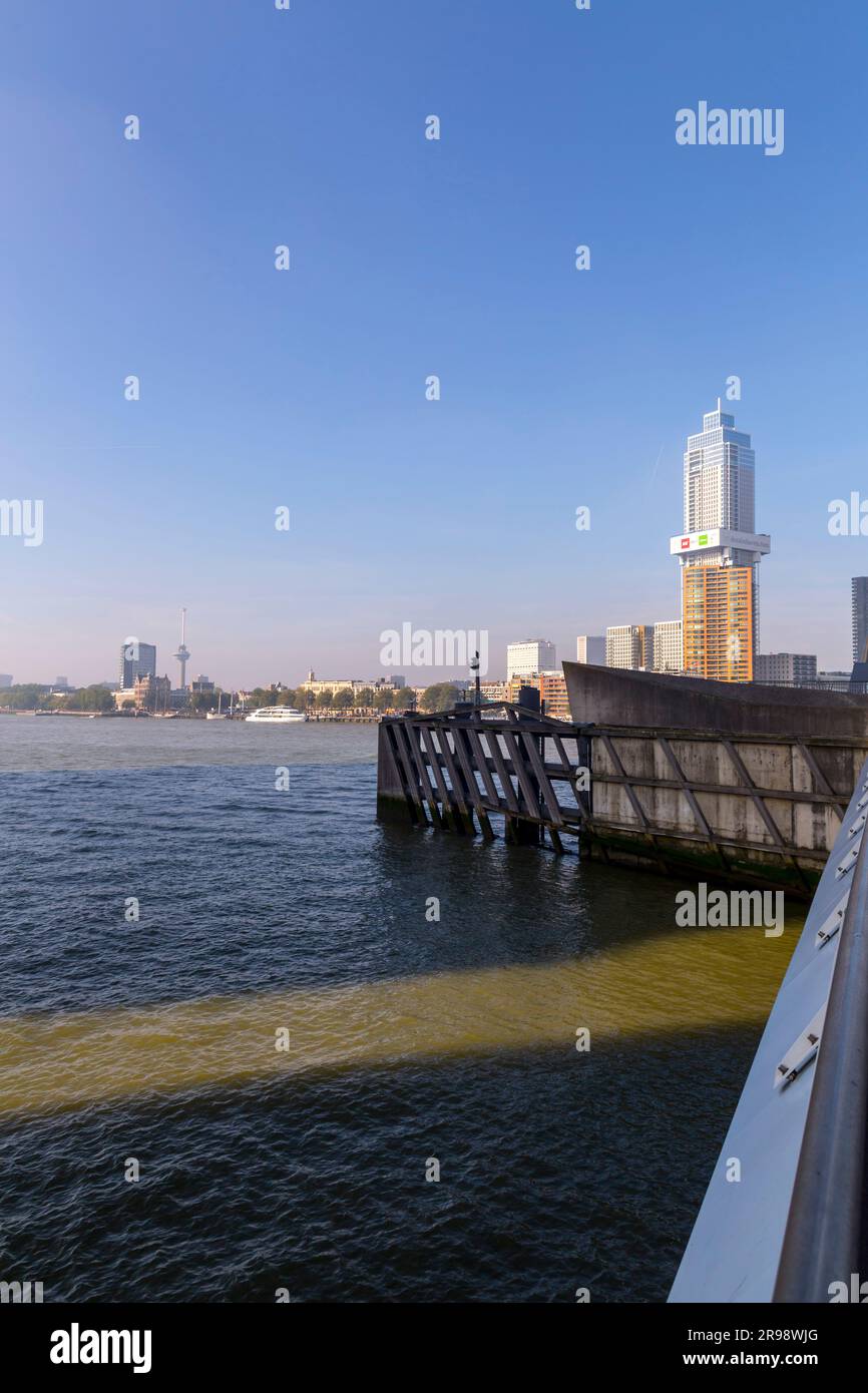 Rotterdam, Paesi Bassi - 8 ottobre 2021: Moderne torri commerciali situate lungo la riva del fiume Nieuwe Maas, Rotterdam, Paesi Bassi. Foto Stock