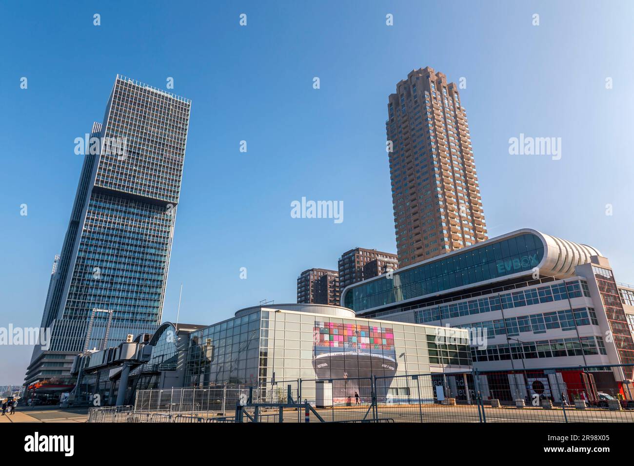 Rotterdam, Paesi Bassi - 8 ottobre 2021: Moderne torri commerciali situate lungo la riva del fiume Nieuwe Maas, Rotterdam, Paesi Bassi. Foto Stock