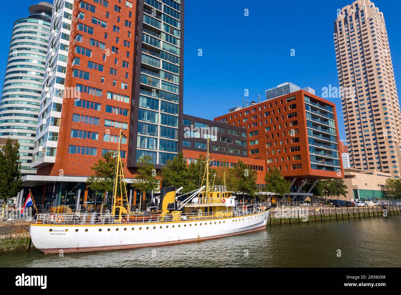 Rotterdam, Paesi Bassi - 8 ottobre 2021: Moderne torri commerciali situate lungo la riva del fiume Nieuwe Maas, Rotterdam, Paesi Bassi. Foto Stock