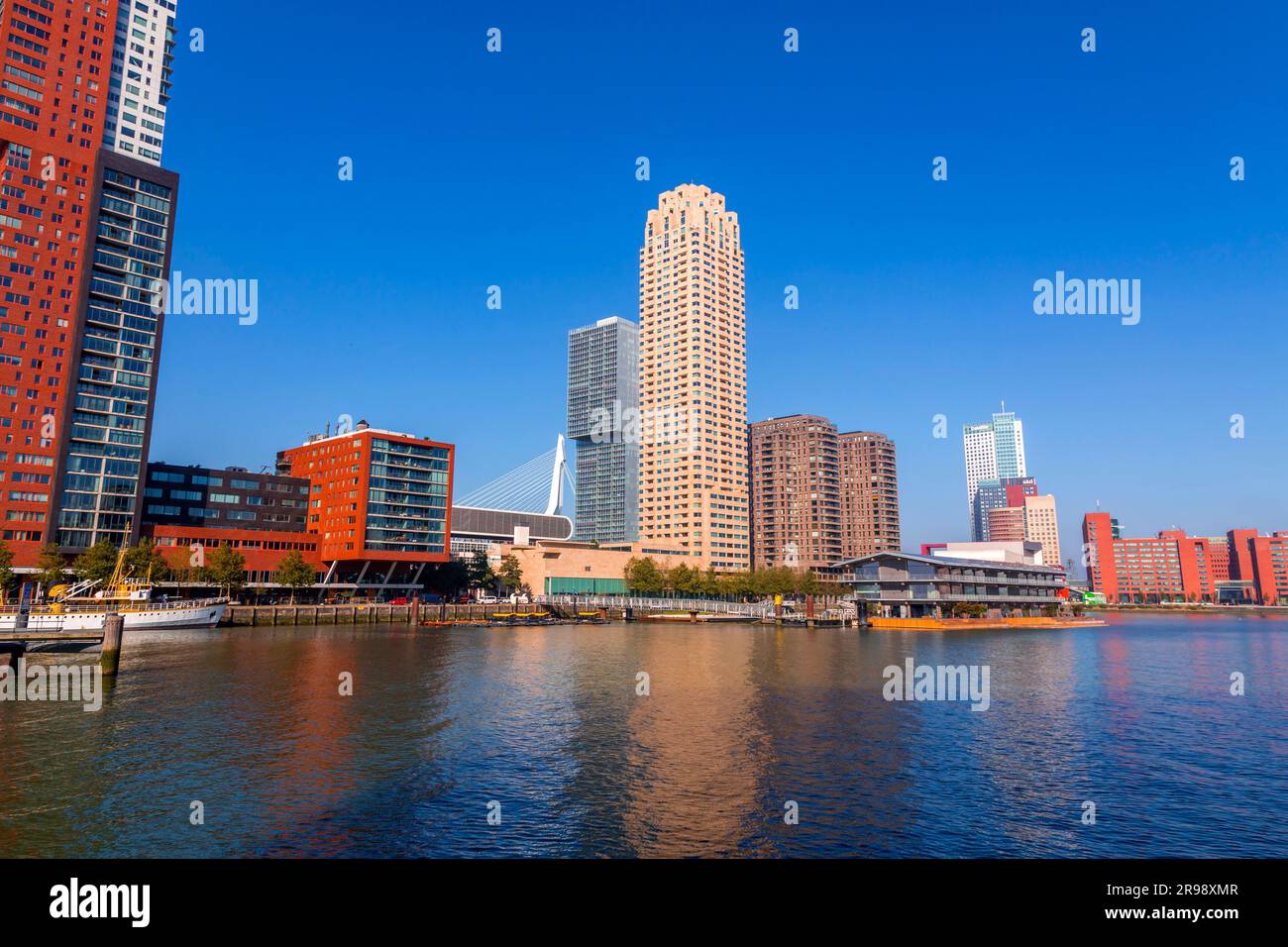 Rotterdam, Paesi Bassi - 8 ottobre 2021: Moderne torri commerciali situate lungo la riva del fiume Nieuwe Maas, Rotterdam, Paesi Bassi. Foto Stock
